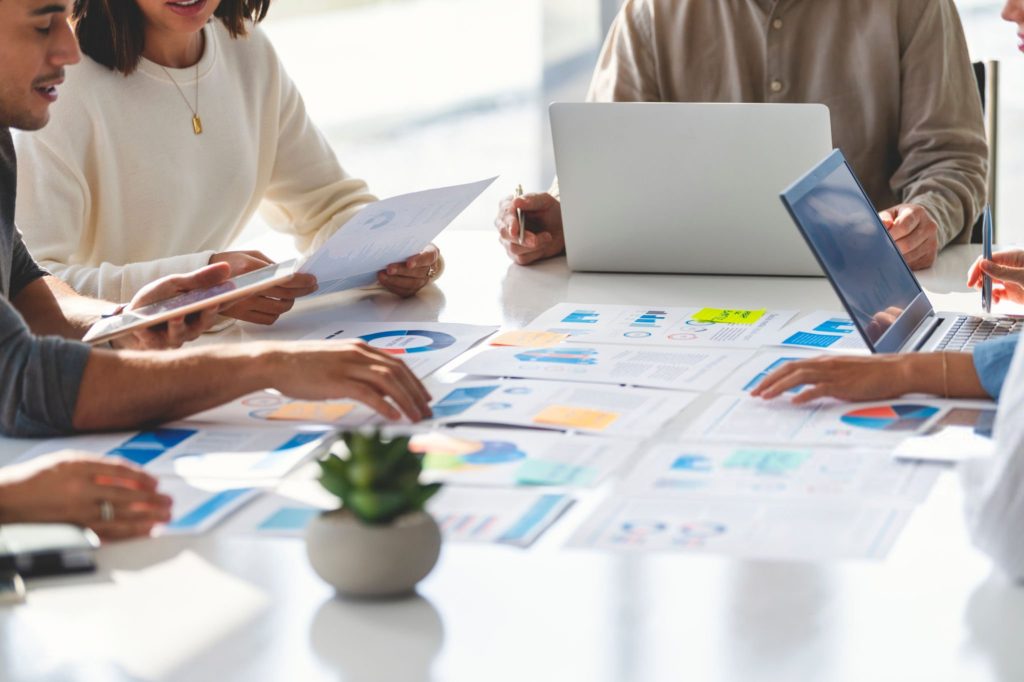 تیم متخصص آژانس دیجیتال مارکتینگ نیلا در حال تدوین استراتژی محتوایی و برنامه‌ریزی کمپین تبلیغاتی